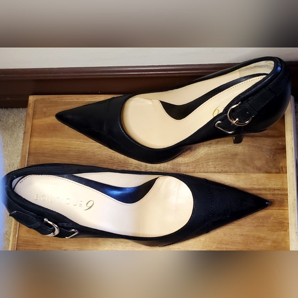 Boutique 9, Kelsey Black Leather Pump with Gold Buckle and Suede accent, Sz 10 - Picture 3 of 13